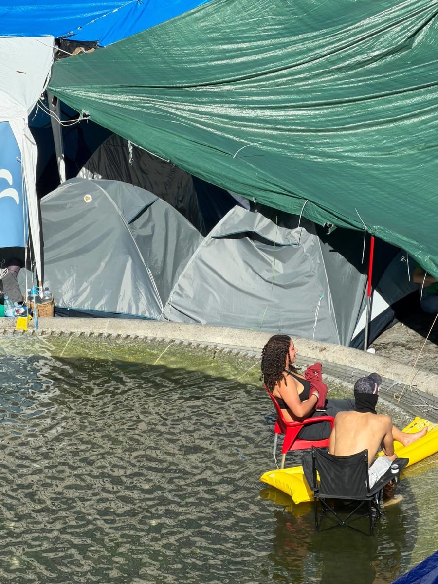 El parc aquàtic de Sol: els acampats converteixen en piscina, amb matalassets inclosos, la font de la plaça