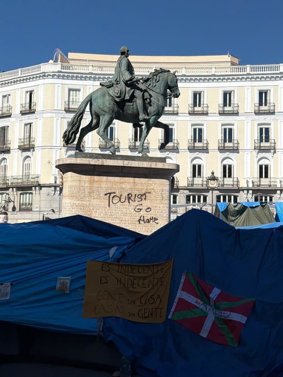 El parc aquàtic de Sol: els acampats converteixen en piscina, amb matalassets inclosos, la font de la plaça