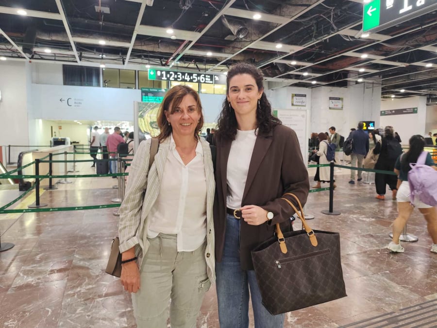 Céline (izq) y Marina (dch) en la estación de Sants