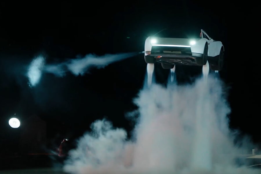 Maniobra aérea del nuevo Tesla Roadster.