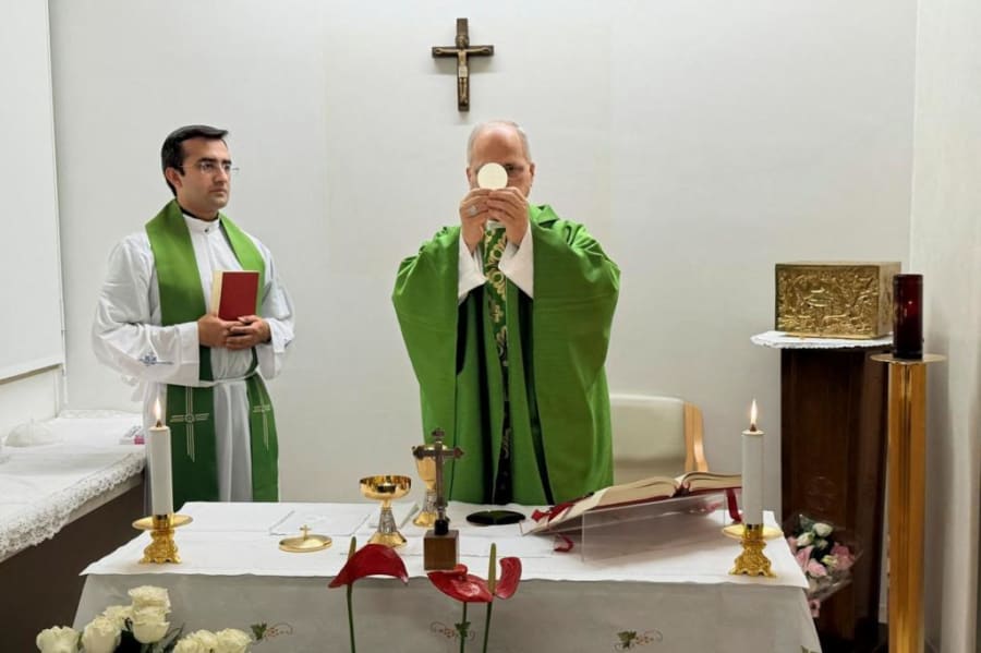 Fotografía, tomada y distribuida el 16 de octubre por Vatican Media, del Papa León XIV oficiando una misa en el Hospital Universitario Gemelli de Roma junto a su secretario personal, Edgar Rimaycuna