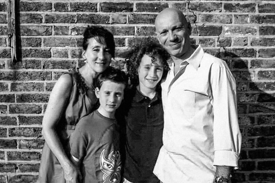 Zac Bettler, junto a sus padres Rachelle y Matthew y su hermano mayor, Joe