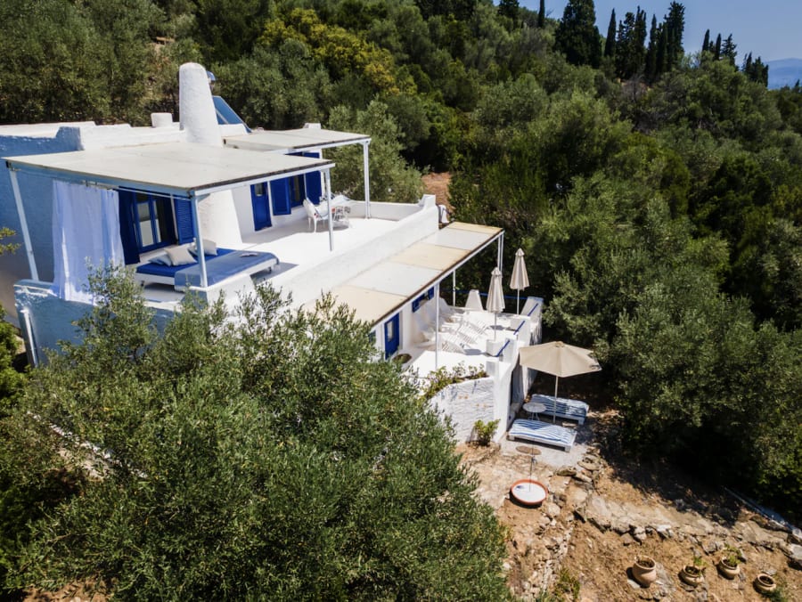 La isla cuenta con una residencia principal, una villa de dos plantas, varias casas tradicionales de piedra y la vivienda del personal de mantenimiento.