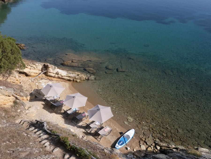 La ubicación es parte del atractivo. Desde Argyronisos se accede directamente a las islas de Skiathos, Skopelos y Alonissos, algunas de las zonas de navegación más reconocidas de las Espóradas, y Aten