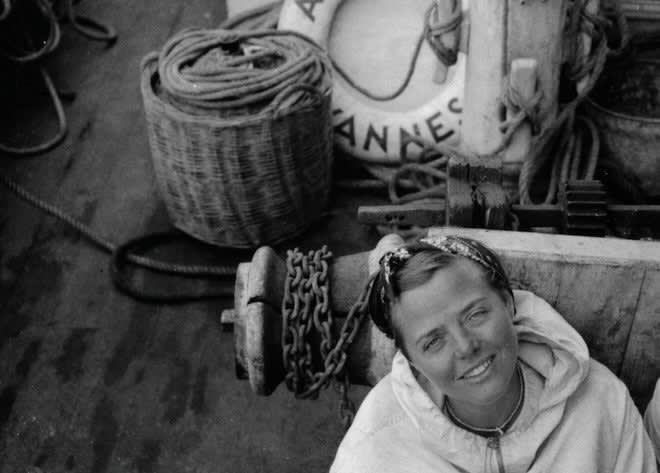 Charlotte Perriand en la cubierta de un barco.