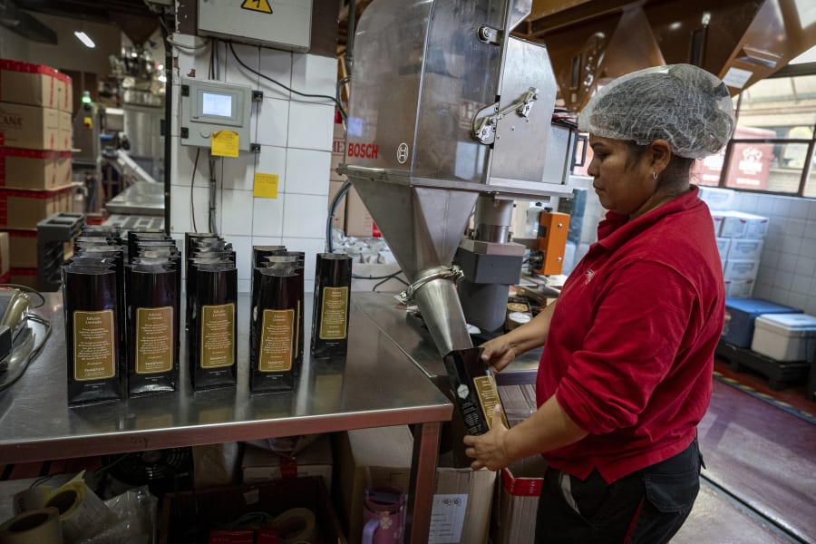 En su fábrica tuestan a diario los granos verdes de café 100% arábica, los empaquetan y los muelen en el momento de ser vendidos. CAFÉS LA MEXICANA