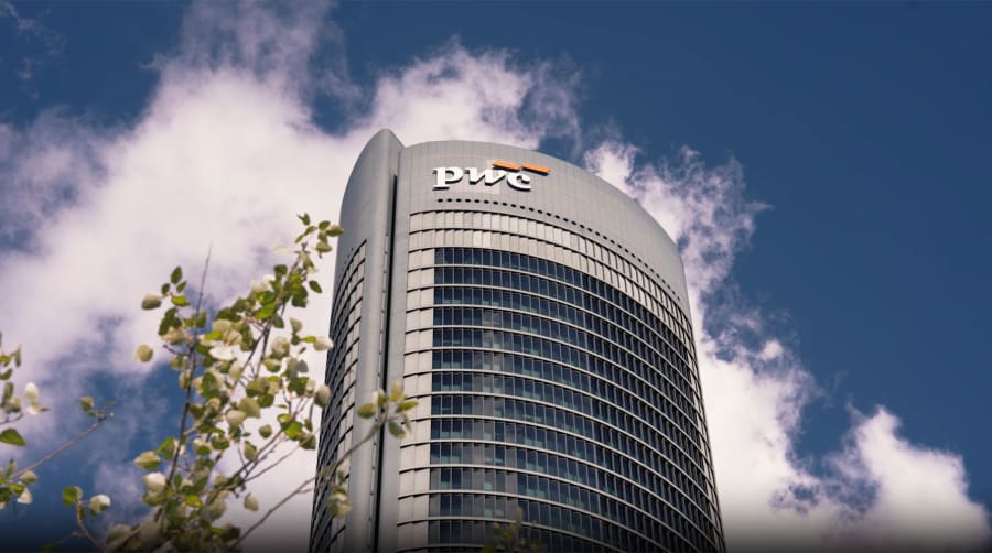 PwC incorpora la seva nova identitat de marca al skyline de Madrid