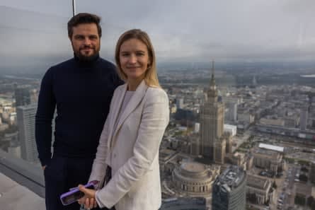Cezary Błaszczyk and Natalia Kasperska with city behind