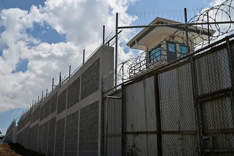 Vista exterior del Centro de Alta Seguridad para la Contención del Crimen Organizado (CACCO) en Alajuela, Costa Rica, el 8 de octubre de 2026. La mega-prisión, inspirada en la CECOT de máxima segurida