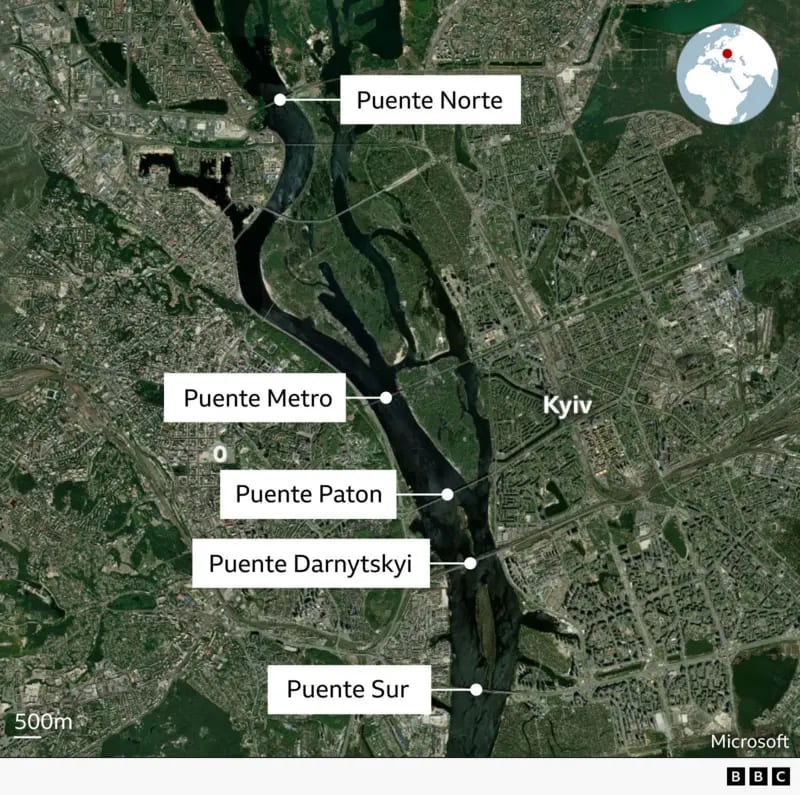 Una imagen satelital muestra los puentes sobre el río Dniéper, que divide Kyiv. Un mapa de localización de la BBC muestra Kiev en el globo terráqueo