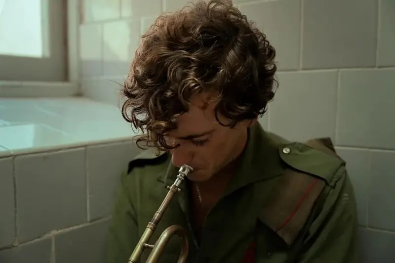 Guitarricadelafuente está sentado tocando una trompeta