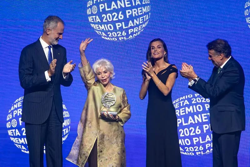 El rey Felipe VI de España y la reina Letizia participaron de la entrega del Premio Planeta 2026, otorgado a la escritora chilena.