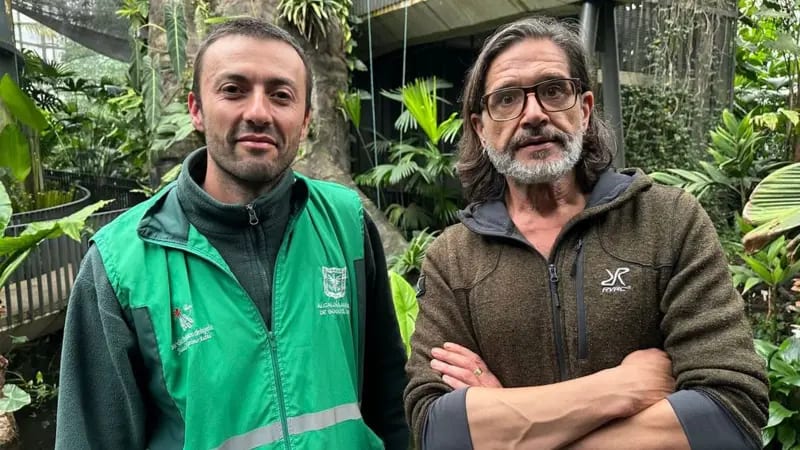 Mauricio Bernal y Carlos Magdalena, posando para BBC News Mundo desde el Jardín Botánico de Bogotá.