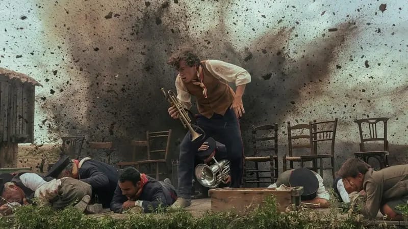 Un fotograma de la película en la que aparece un trompetista al frente de una exploosión.
