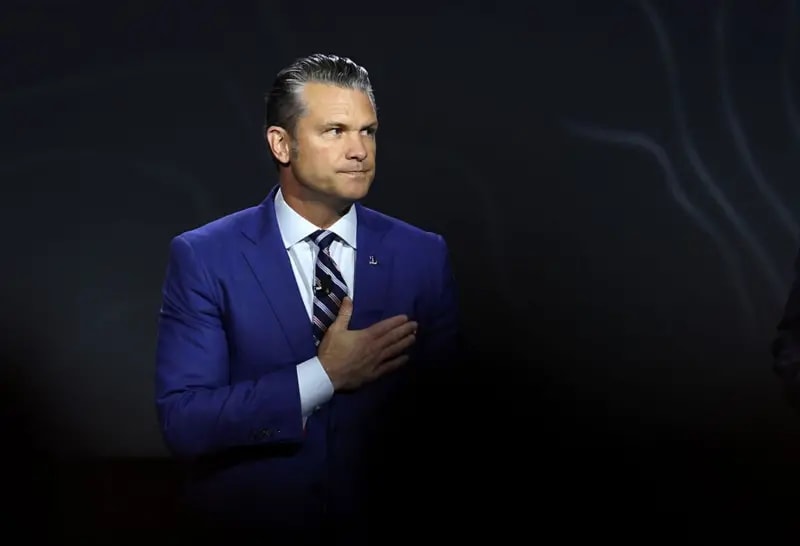 El secretario de defensa de EE.UU. Pete Hegseth con una mano en el corazón.