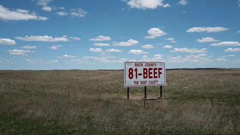 Una valla publicitaria se encuentra en un rancho el 14 de junio de 2026 cerca de Rose, Nebraska.