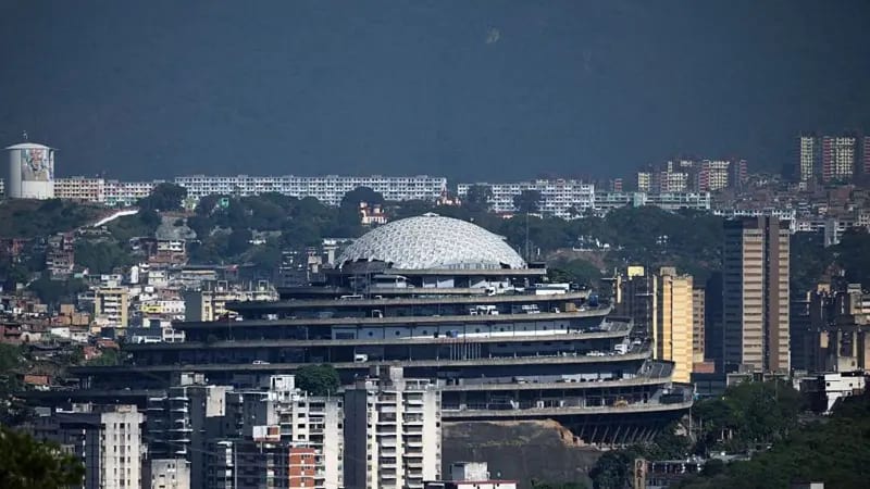 Esta imagen muestra El Helicoide, un centro de detención operado por el Servicio Bolivariano de Inteligencia Nacional (SEBIN), en Caracas, el 22 de septiembre de 2026. El edificio, de forma piramidal 