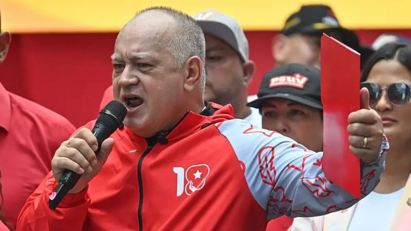 El ministro del Interior, Justicia y Paz de Venezuela, Diosdado Cabello, durante una marcha de simpatizantes oficialistas en Caracas, el 23 de septiembre de 2026. Viste una chaqueta roja y sostiene un