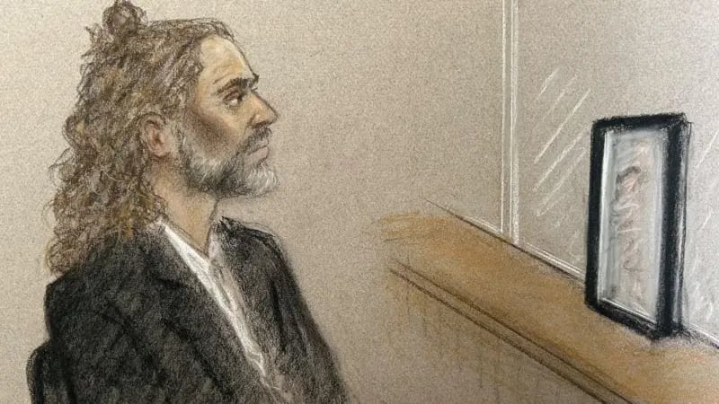 Boceto realizado por el artista forense que muestra a Russell Brand en el banquillo de los acusados, con una pantalla en frente