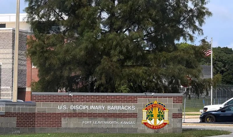 En Fort Leavenworth se encuentra el Centro Disciplinario de los Estados Unidos (United States Disciplinary Barracks), donde Nidal Malik Hasan permanece recluido en el corredor de la muerte. 