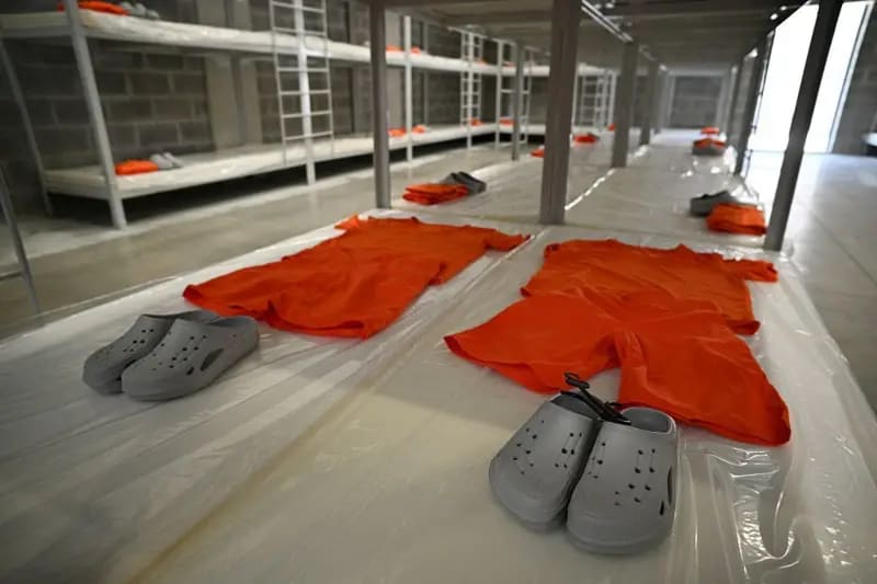 Una celda, incluyendo la ropa que usarán los presos, en el Centro de Alta Seguridad para la Contención del Crimen Organizado (CACCO) durante su inauguración en Alajuela, Costa Rica, el 14 de octubre d