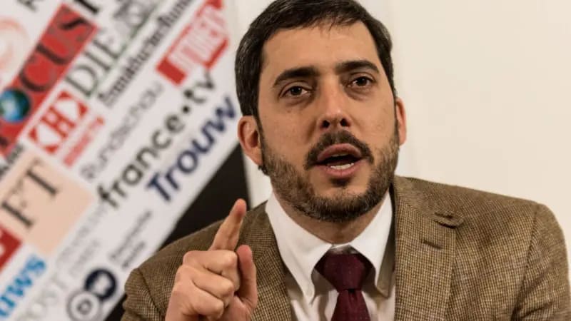 Rodrigo Diamanti, director de Ayuda Humanitaria para Europa, durante una reunión con la prensa extranjera en Roma el 12 de febrero de 2019. Viste corbata roja, camisa blanca y chaleco marrón de cuadro