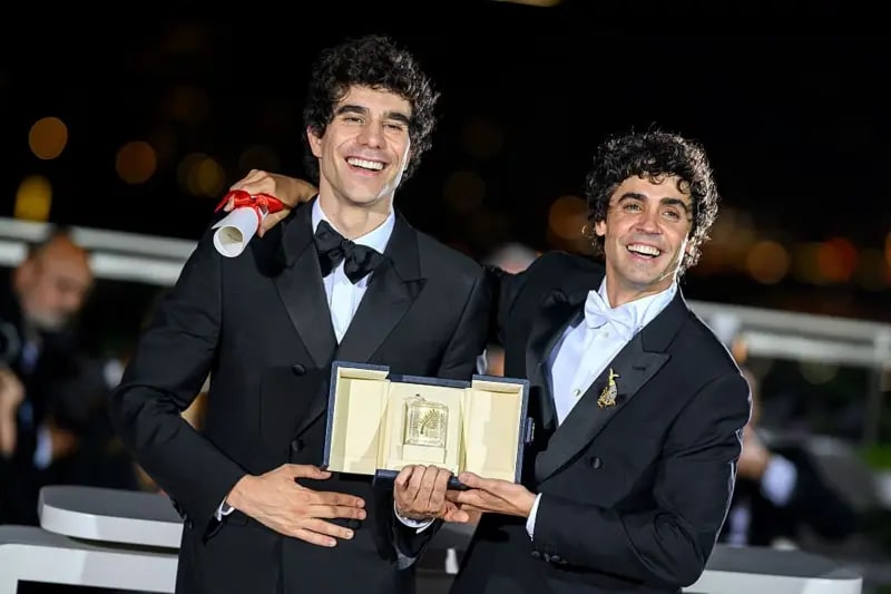 Javier Calvo y Javier Ambrossi posan con el premio del festival de Cannes