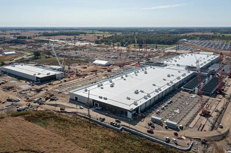 Un centro de datos en construcción en Saline, Michigan, visto desde el aire. Es un vasto complejo en mitad de la llanura.