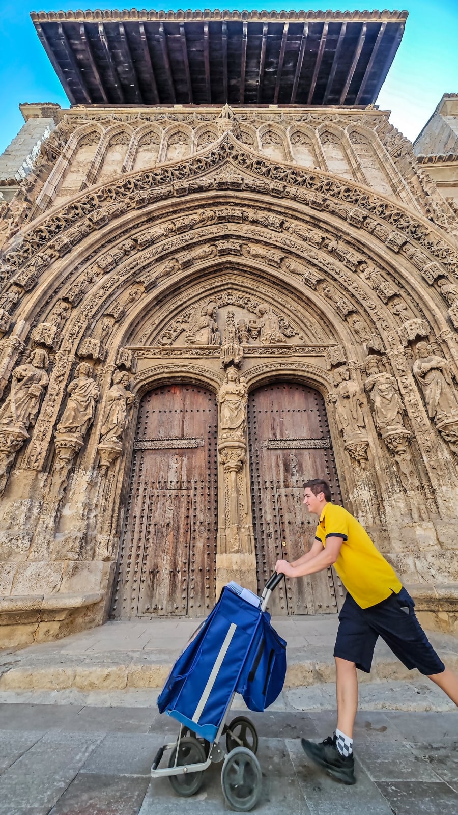 Exterior de la iglesia de Santa María, en el barrio de La Villa de Requena. ANDRÉS CAMPOS