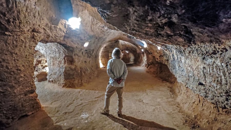 Un visitante en las Cuevas de la Villa, en Requena. ANDRÉS CAMPOS