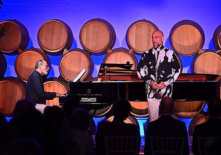 Imagen principal - Arriba, el concierto de Xavier Sabata y uno de los emplazamientos de los conciertos gratuitos al aire libre, en el Castell de Raimat. Abajo, la inauguración del festival a cargo de 