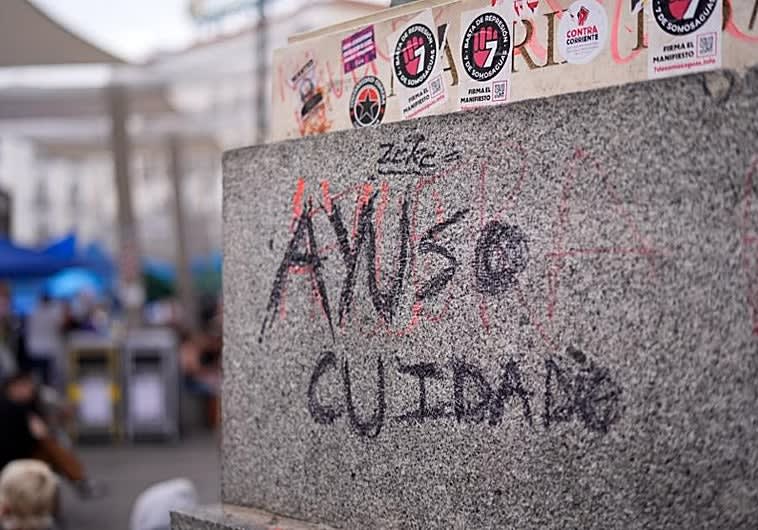 Imagen principal - Varias imágenes con insultos y amenazas a la presidenta de la Comunidad de Madrid