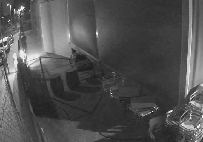 El joven de 19 años, grabado por las cámaras de seguridad de un restaurante