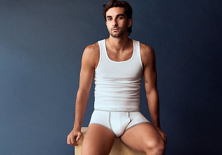 Imagen principal - Ferran Torres, imagen de la nueva campaña de la línea masculina de Intimissimi