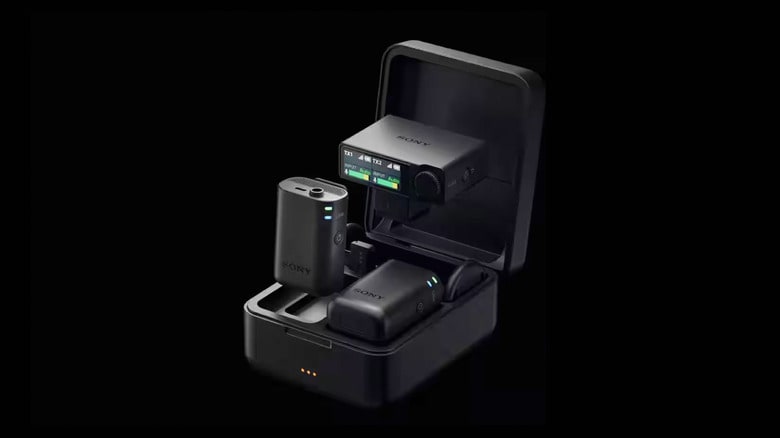 The ECM-W5 kit, complete with two transmitters, a receiver and a case.