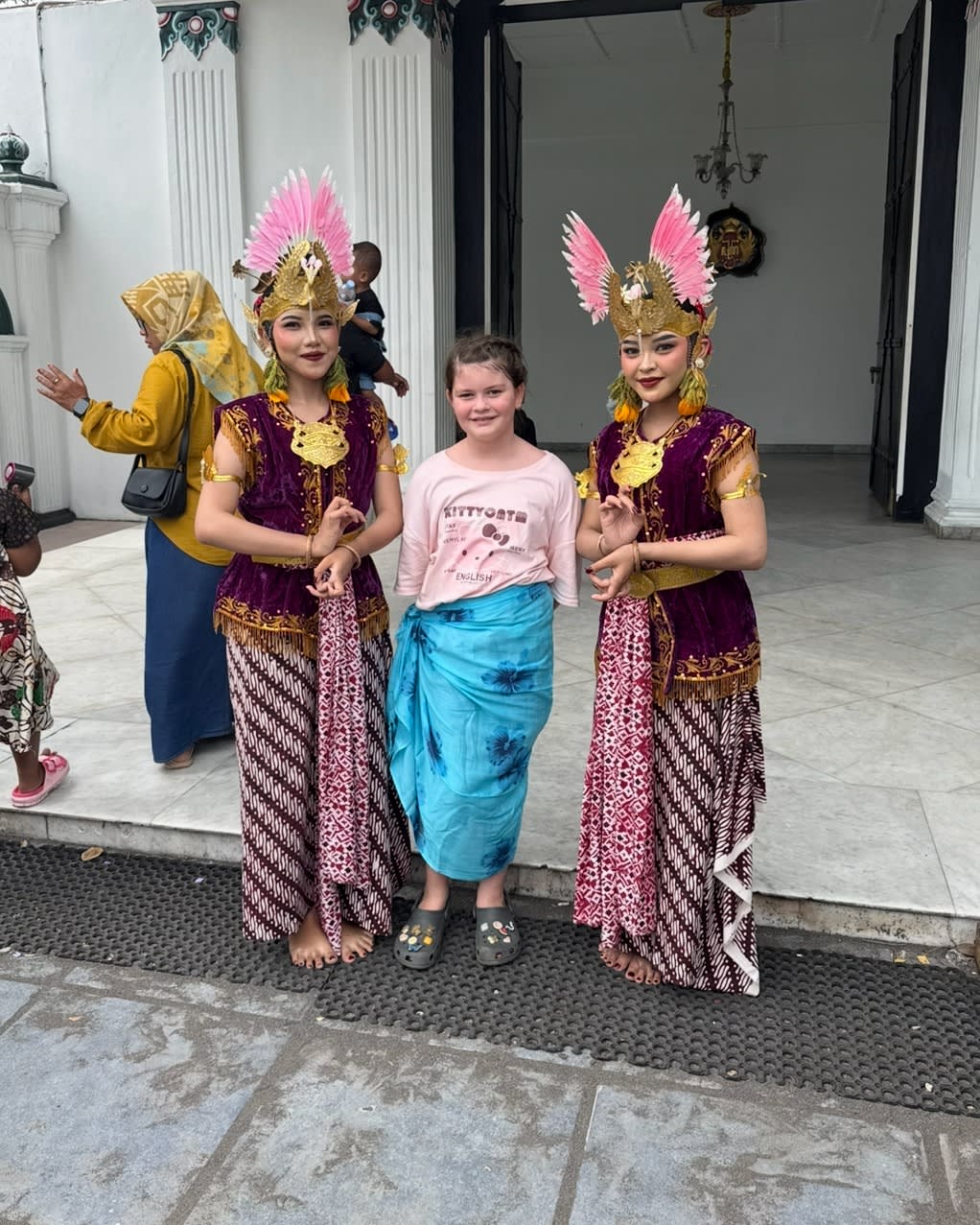 Collecting Moments, Not Just Souvenirs: A Magical Encounter at the Kraton