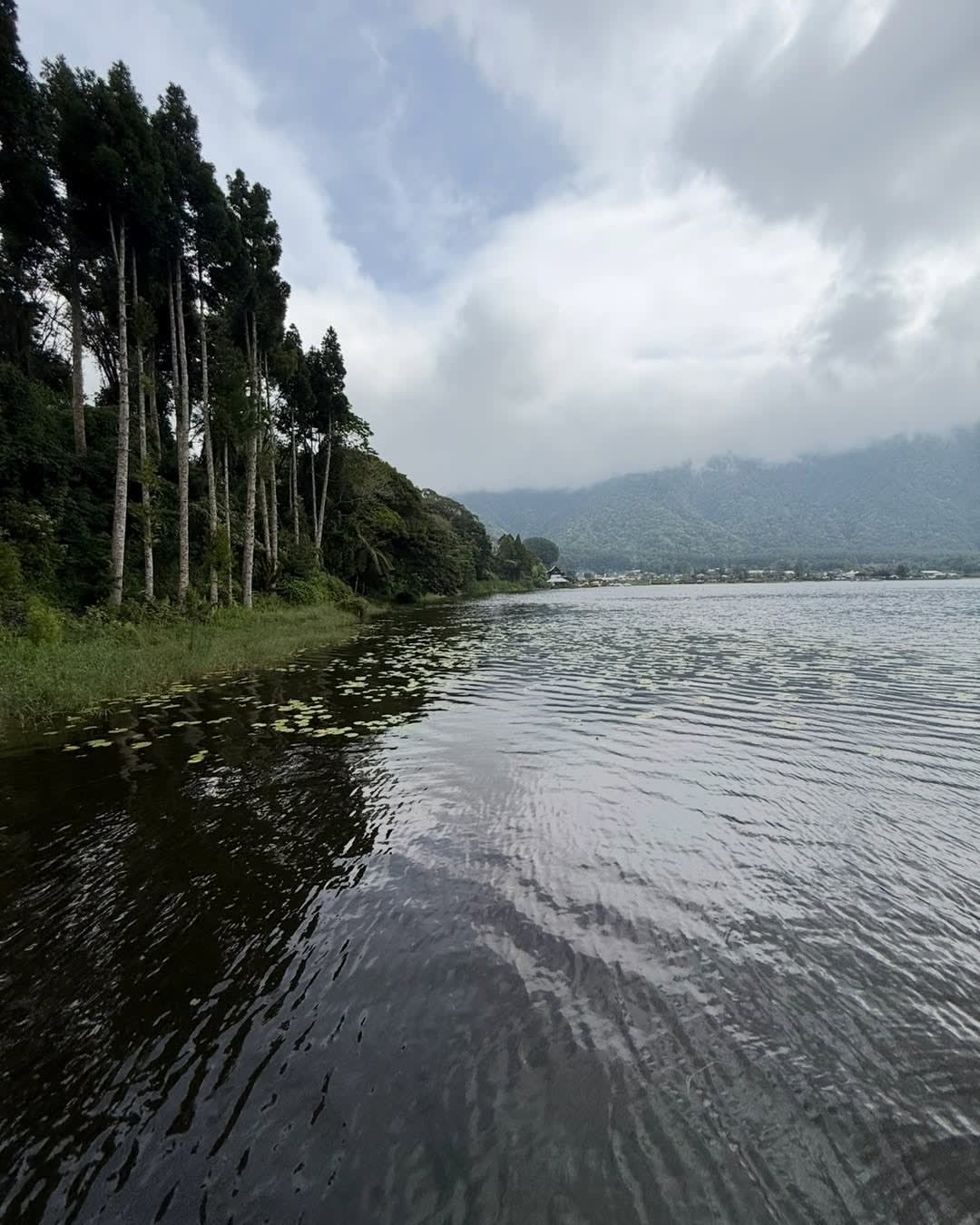 Bali never stops amazing us š¤
This is Lake Beratan in Bedugul⦠calm, cool, and so peaceful it almos image 2