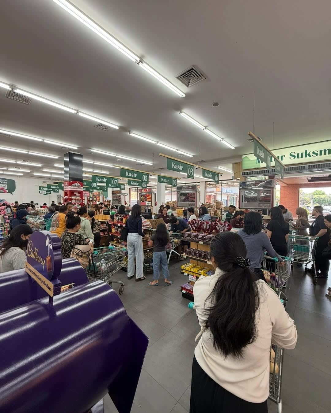 Grocery shopping in Bali hits a little different ๐
๐
Busy aisles, full carts, and everyone stockin