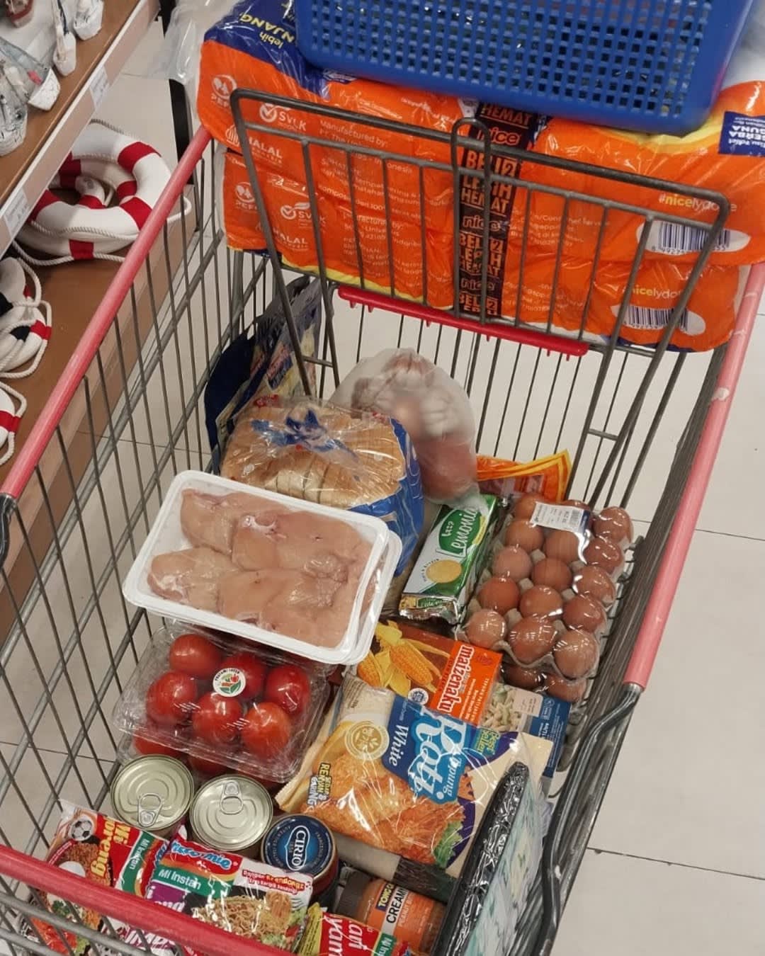 Where are you Wednesday? 🛒😅

We’re doing the weekly grocery run… trolley full and snacks already b