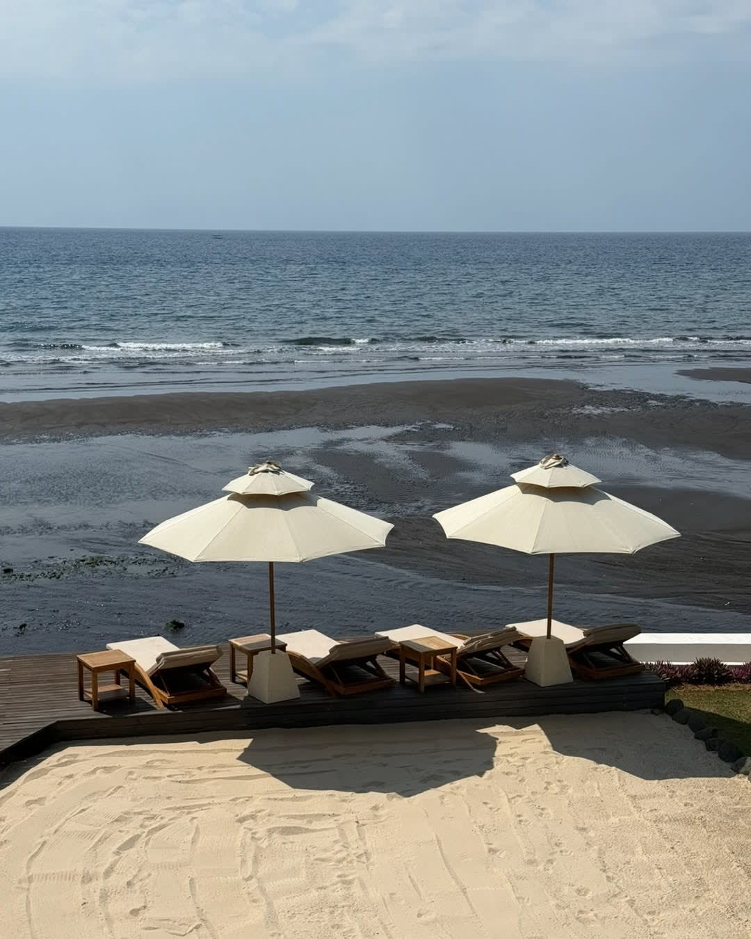 ๐ SOME BALI DAYS DON'T NEED A PLAN. ๐ด
Just a sun lounge, an umbrella, the ocean in front of you an