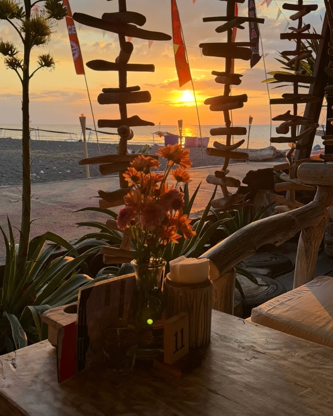 🌅 A LITTLE LOVINA SPOT WE REALLY LOVED 🌴🎶

We stumbled across Funky Place while we were staying i
