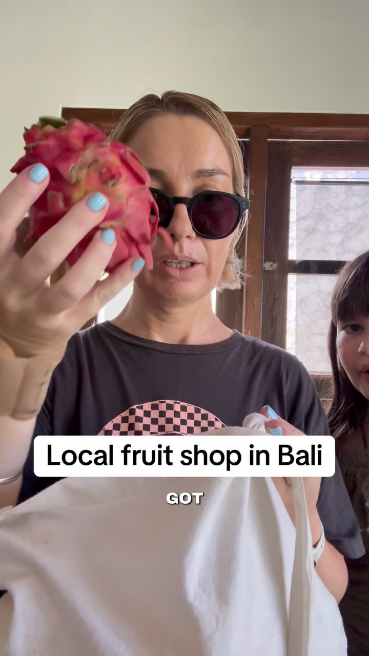 🍍 Our local fruit shop haul today… 🛒🤍

🐉 Dragon fruit
🍍 Whole pineapple
🍉 Whole watermelon
🍐 
