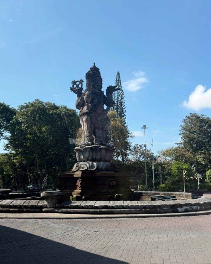 Quick Bali quiz 👀🌴

Do you know where this **bundaran** (roundabout) is?

No cheating and checking