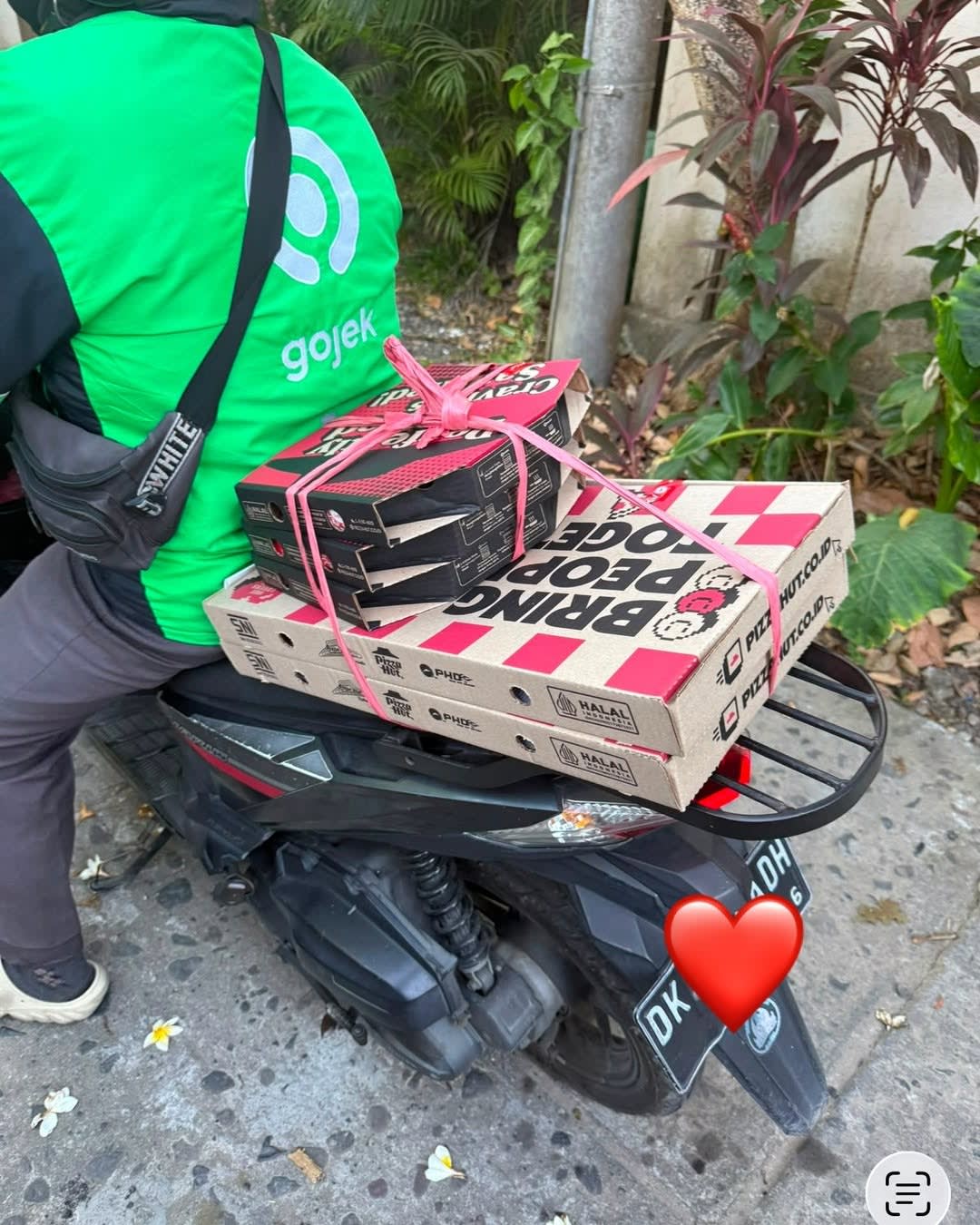 🍕 THREE YEARS IN BALI AND THIS STILL AMAZES ME. 😂🇮🇩

Pizza? Delivered on a motorbike. 🛵🍕
Groce