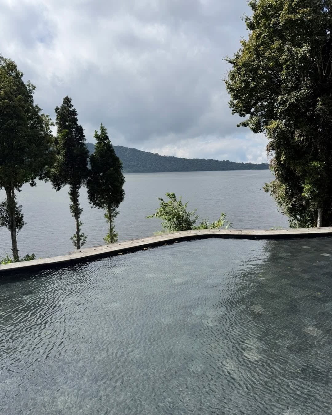 🌧️ IT'S RAINING IN BEDUGUL... BUT WE STILL WANT COFFEE AND A LAKE VIEW. ☕️🌿

One of the best thing