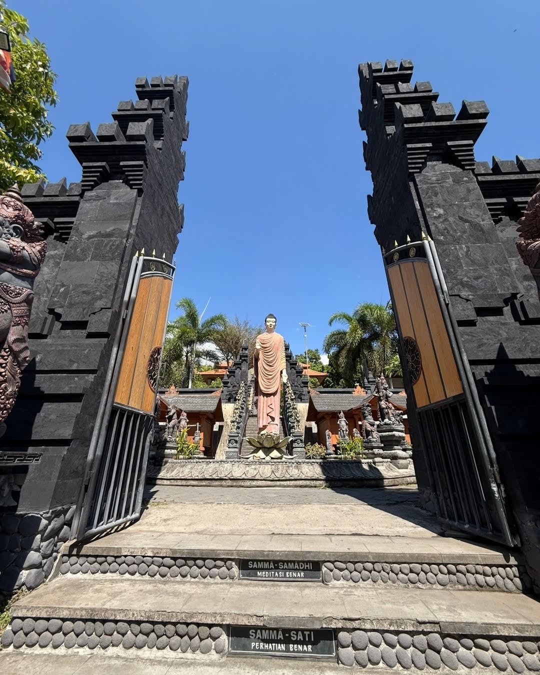 🙏🏼 DID YOU KNOW BALI HAS A BUDDHIST MONASTERY? 🇮🇩

While we were in Lovina, we visited Brahmavih