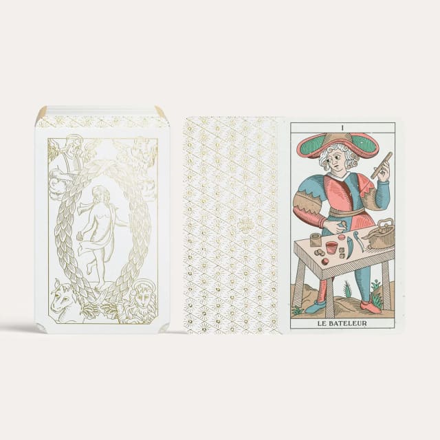 un jeu de cartes avec le dessin d'un homme jouant aux cartes