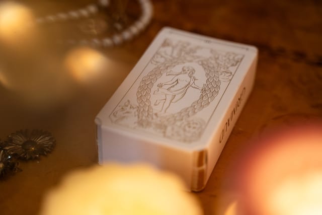 coffret illustré du Tarot de Marseille posé sur une table