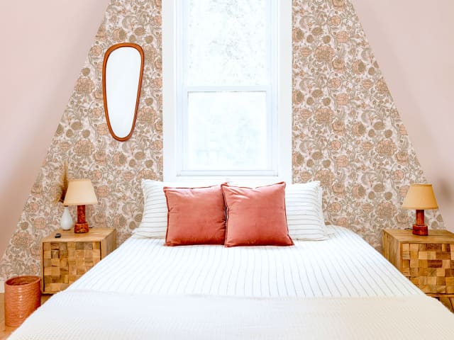 mise en situation de chambre avec papier peint botanique rose et bronze