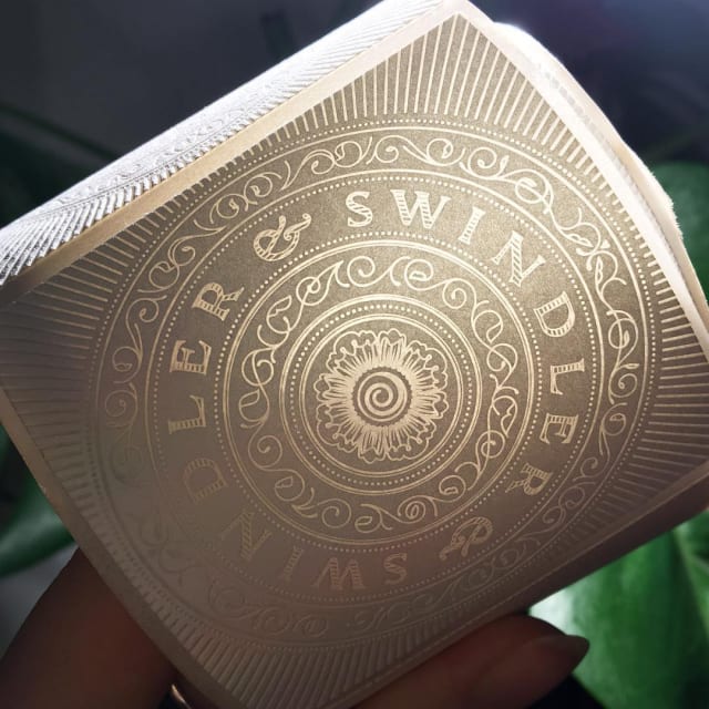 main tenant une étiquette botanique illustrée